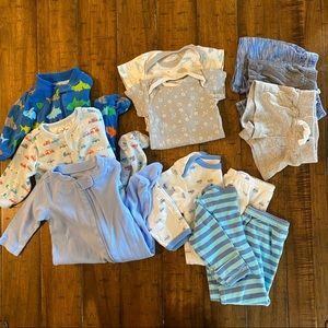 Bundle of newborn outfits and pajamas - Lot of blue and gray